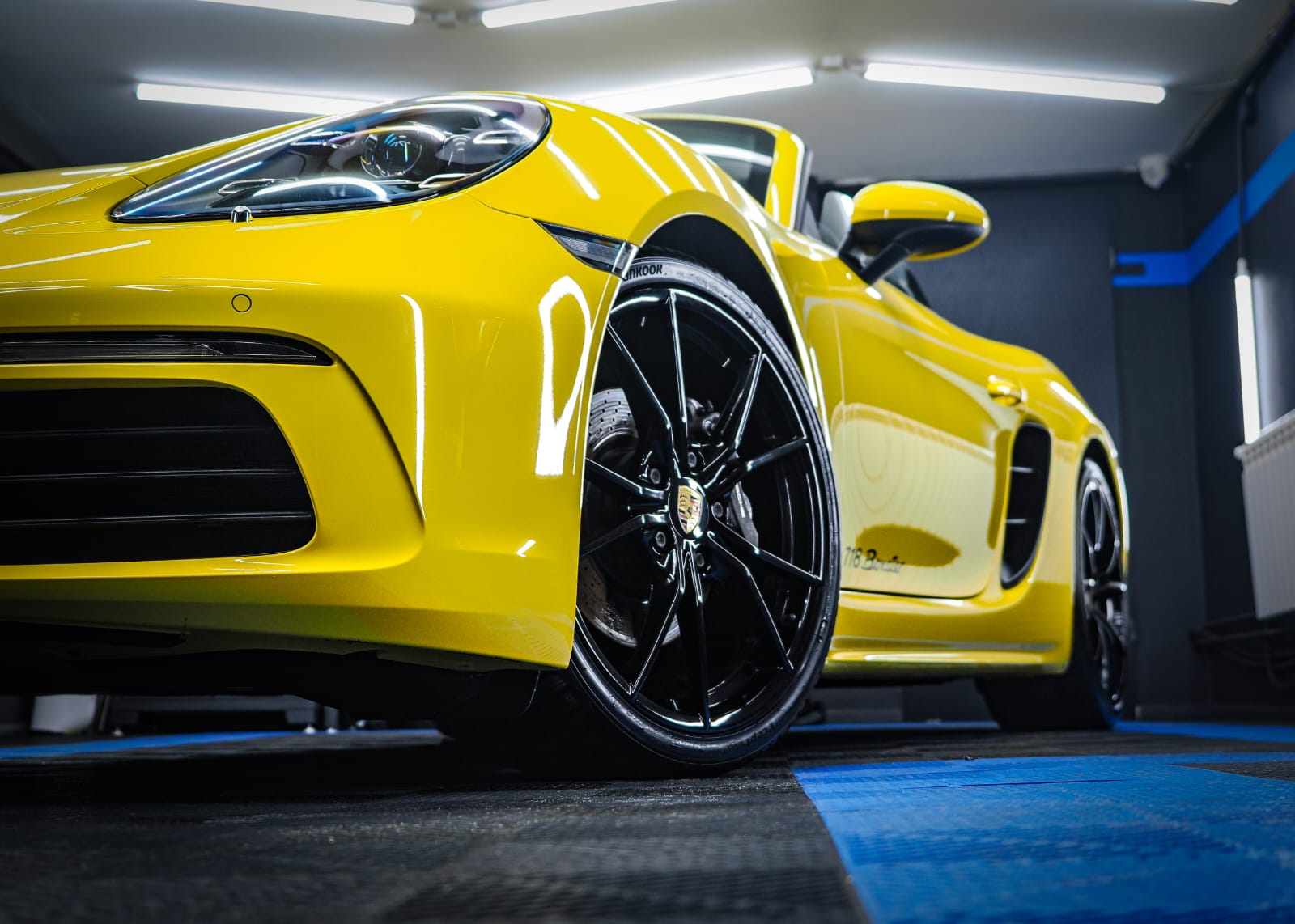 Porsche 718 Boxster — Luxury Sedan